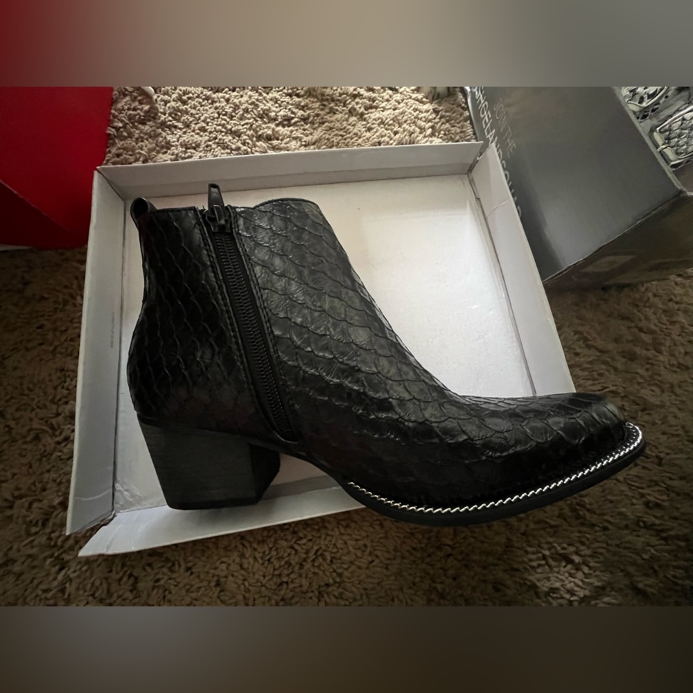 Walk A Mile Booties: Black size 6.5